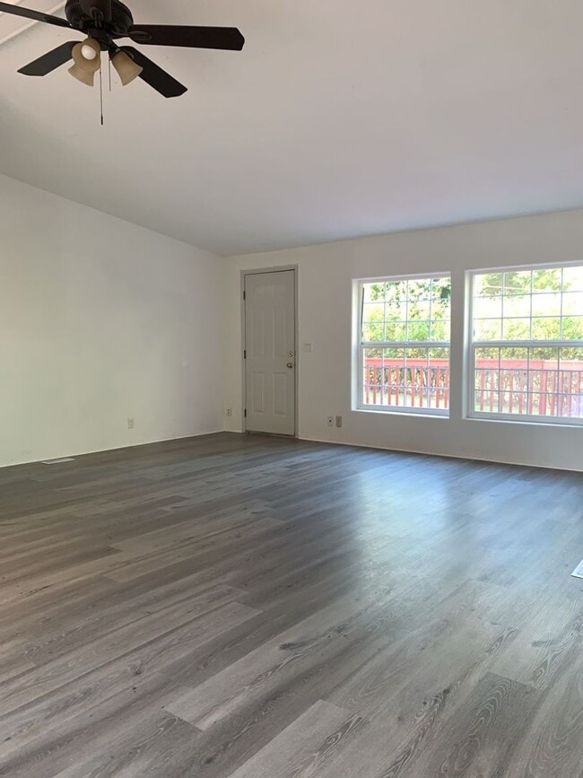 Building Photo - Smart Living, Smart Choice - manufactured 3bd/2Ba home w/detached garage!