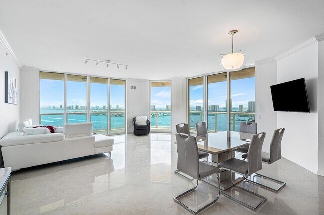 Building Photo - 2650 Lake Shore Dr