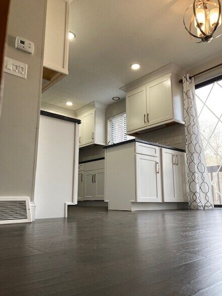 Building Photo - 5 Burberry Ct