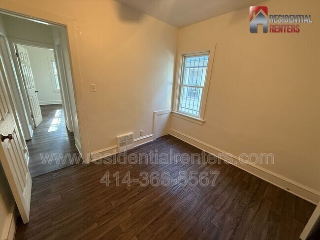 Building Photo - 5560 N 40th St