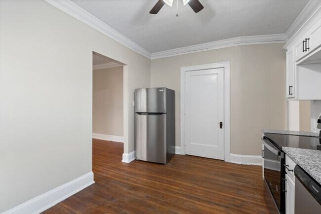 Building Photo - 2773 Hampshire-Unit 8