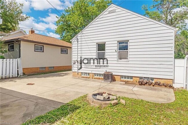 Building Photo - 1653 Woodhurst Ave