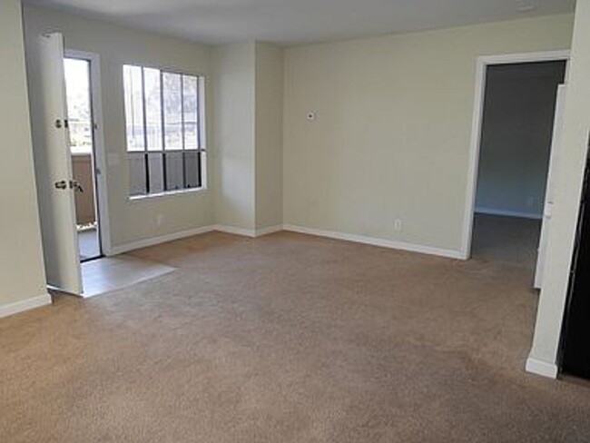 Building Photo - AVAILABLE NOW 1 bed 1 bath condo with your...