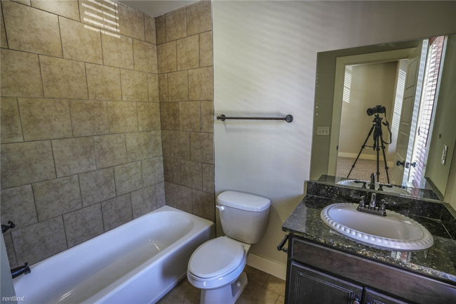 Building Photo - 3 br, 3.5 bath Townhome - 1304 Essex Manor...