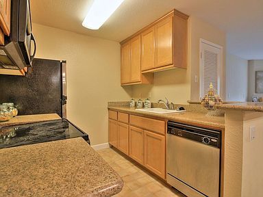 Building Photo - 2750 Somerset Park Cir