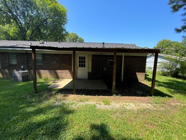 Building Photo - Beautiful Home Located Off Of Whitesville ...