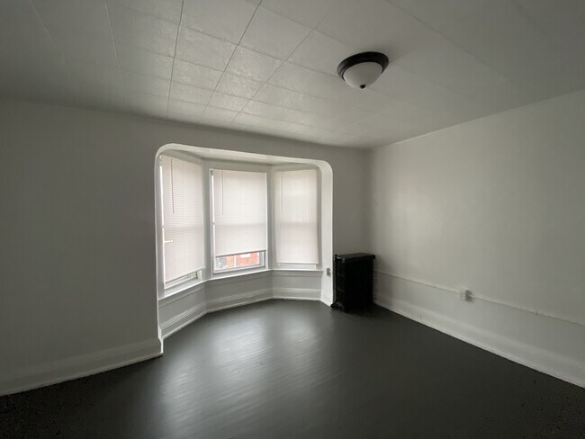 Building Photo - 903 W Poplar St