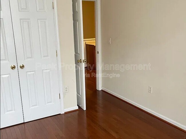 Building Photo - 6 W Main St