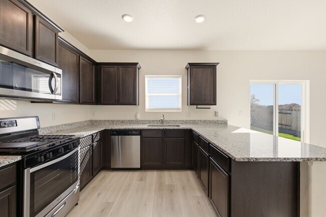 Building Photo - 3 Bedroom 2.5 Bathroom House With Great Vi...