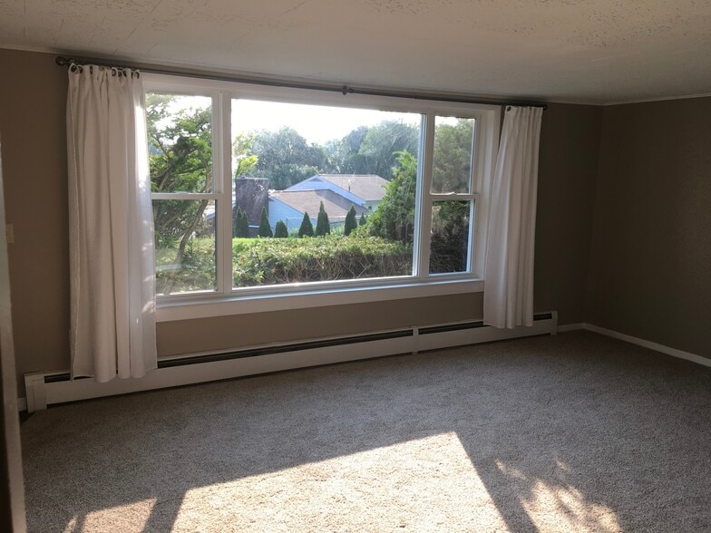 Living Room - 62 Laurel Hill Dr