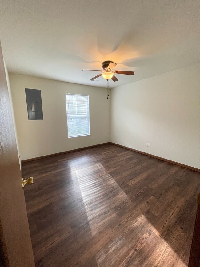 Building Photo - 2 Bed | 1.5 Bath | Duplex