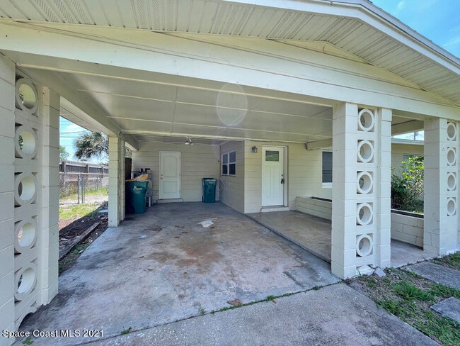 Building Photo - 304 3rd St