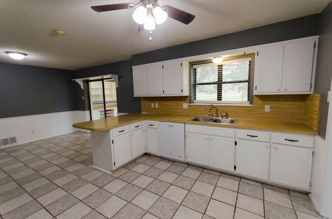 Building Photo - Wonderful Country Living close to town AVAILABLE NOW!