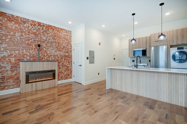 Building Photo - 2841 W Diamond St