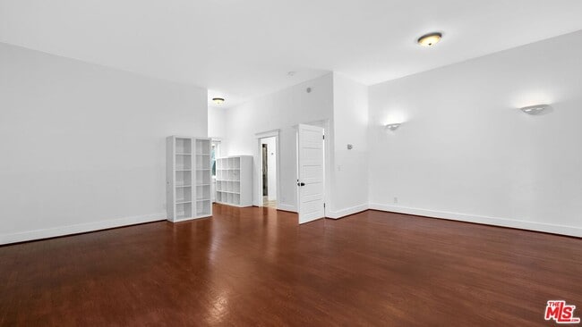 Building Photo - 915 Palms Blvd