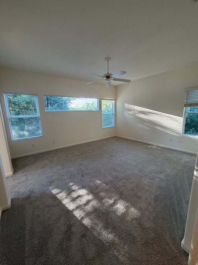 Building Photo - 549 Cascade Dr