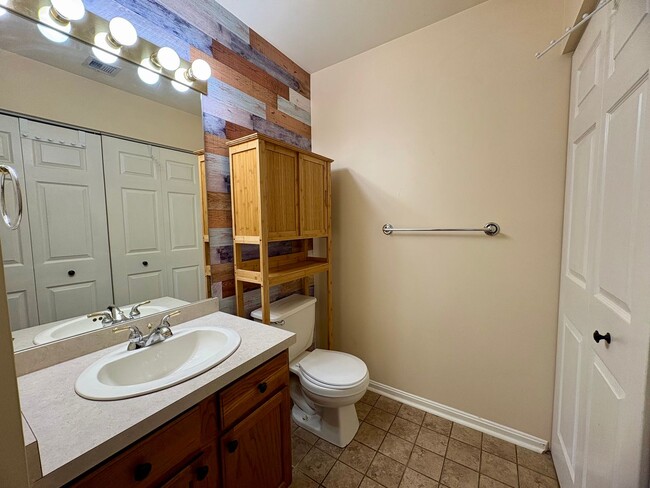Building Photo - 2 Bedroom 2.5 Bathroom Townhome in Mechani...