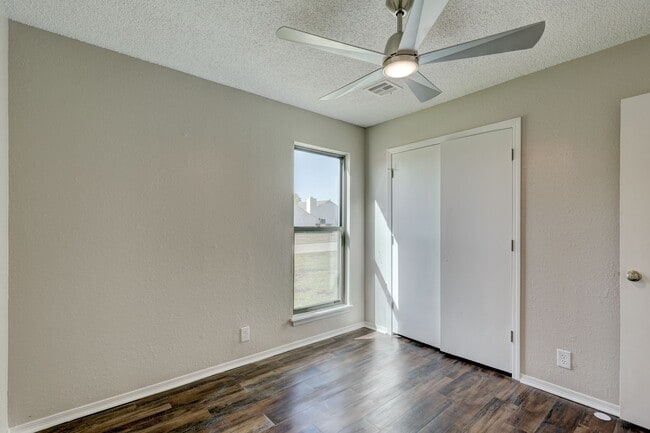 Building Photo - Home Like Living at Apartment Prices