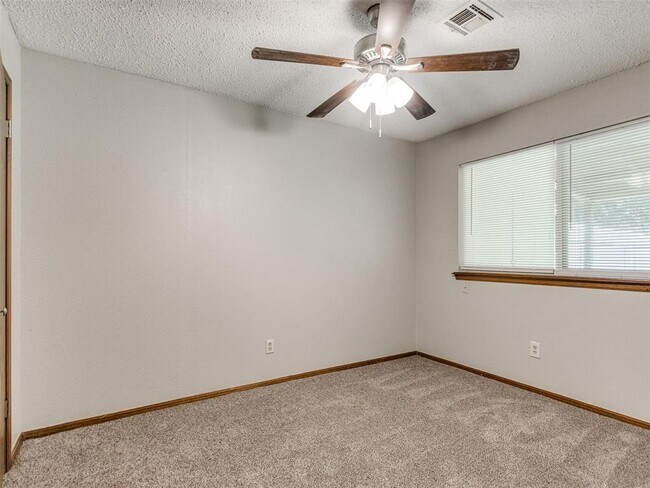 Building Photo - 821 Russell Cir