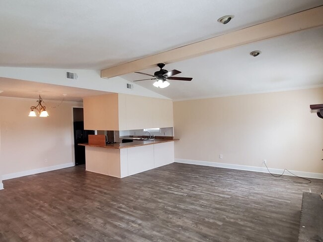Building Photo - For Lease - Spacious 3 BR|1 BA Home, 10 Mi...