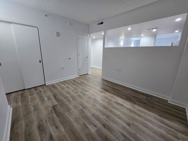 Building Photo - Modern 1 bed 1 bath available now