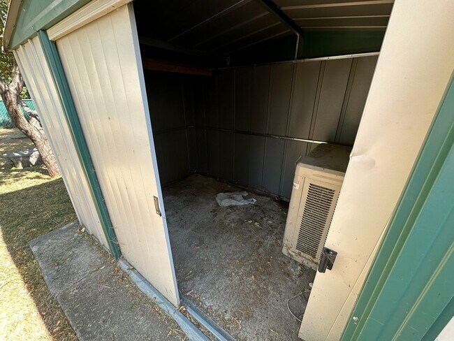 Building Photo - Cozy Price Rental