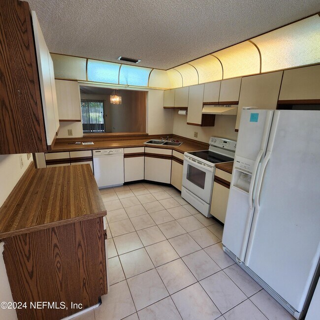 Building Photo - 7623 Baymeadows Cir W