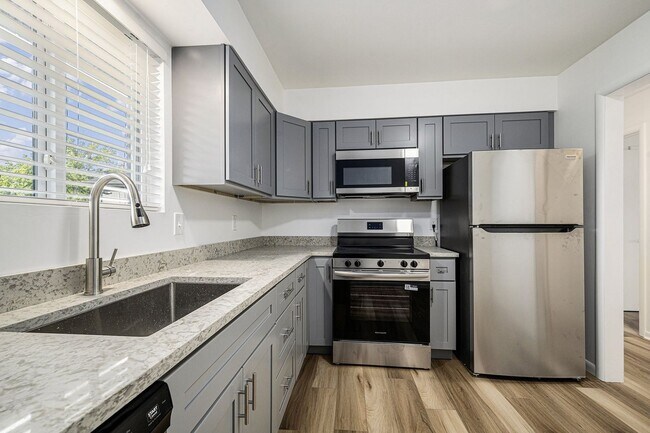 Building Photo - SPECIAL LIMITED TIME!!! 2 BEDROOM-1 BATH S...