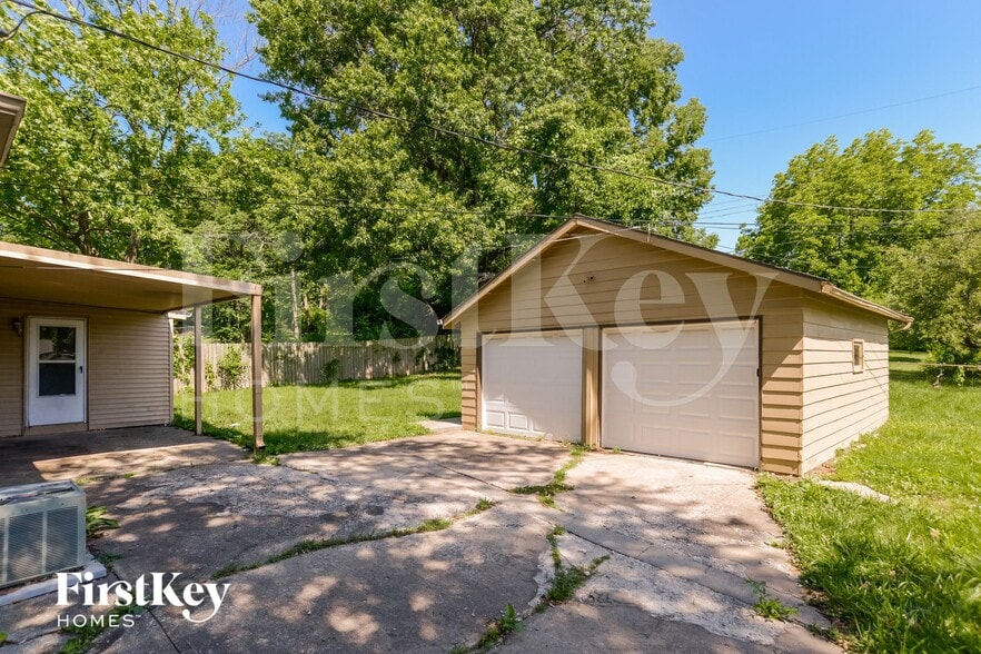 Building Photo - 900 NE 62nd St