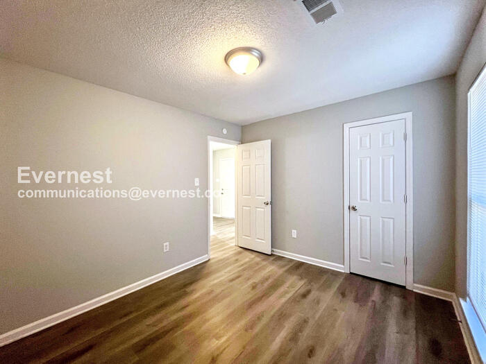 Building Photo - 5637 Kaitlyn Dr W