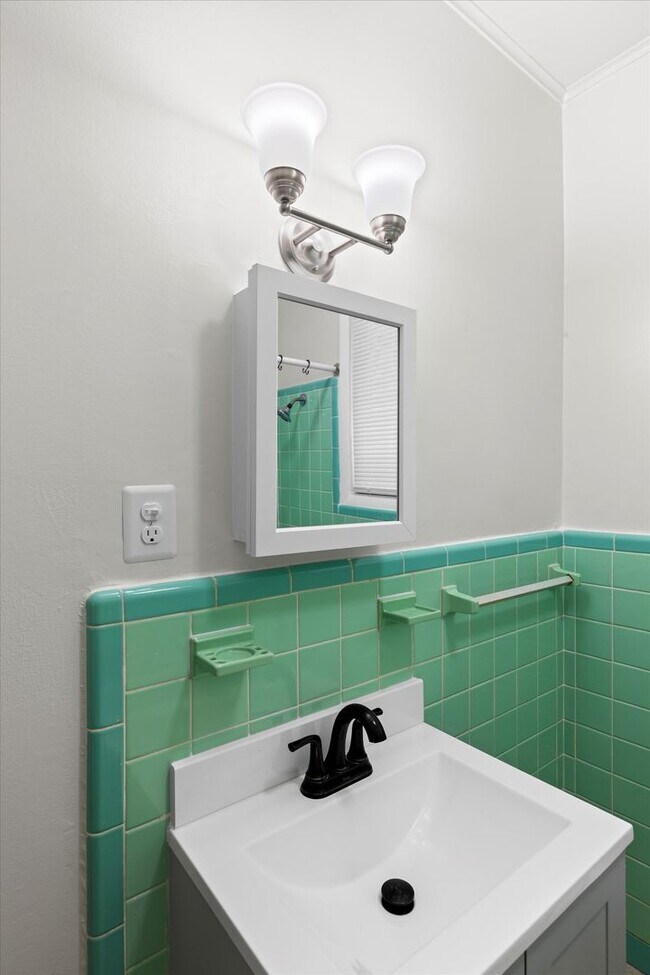 Building Photo - Newly Renovated Studio