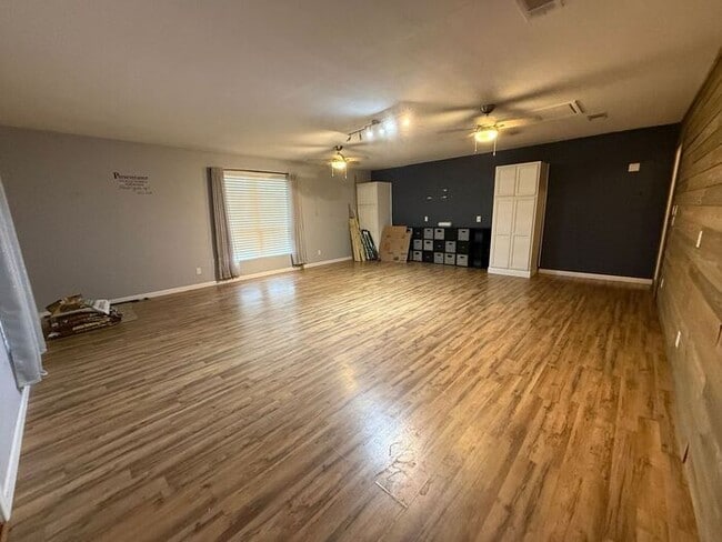 Building Photo - Pensacola - 32526- 4 bedroom, 2 bathroom - pool and lawn care included