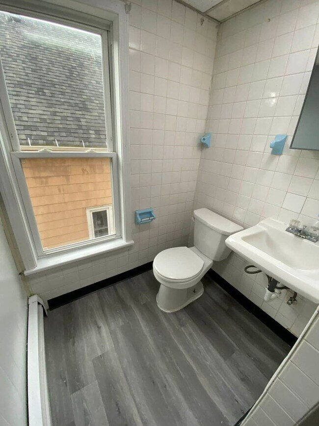 Building Photo - 427 3rd Ave