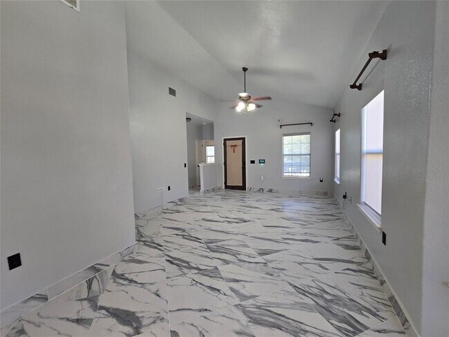 Building Photo - 7013 Marejada Dr
