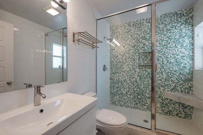 Building Photo - Mid-Century Charmer with Screened-In Balcony