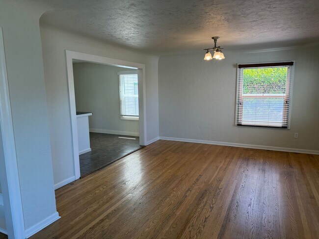 Building Photo - Large updated 2 bedroom 1 bathroom house in Springfield!