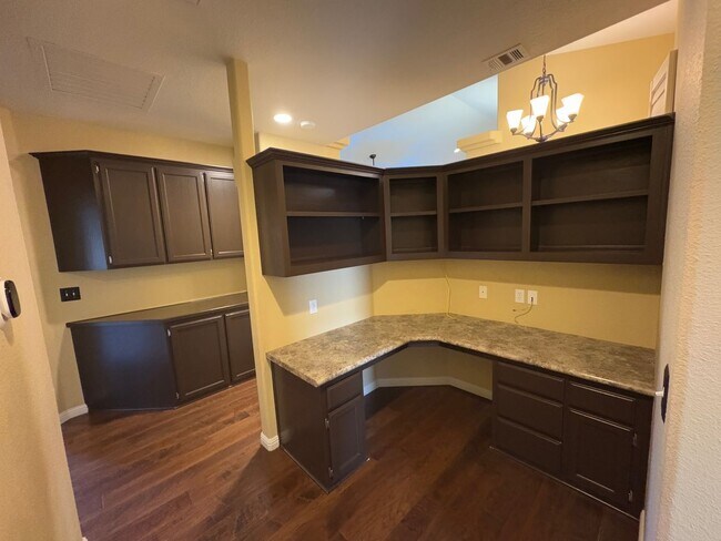 Building Photo - NW Visalia home available coming soon!