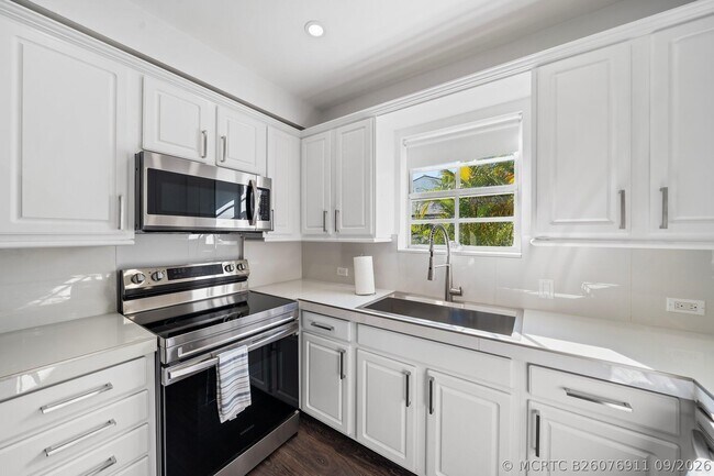 Building Photo - 130 Yacht Club Dr