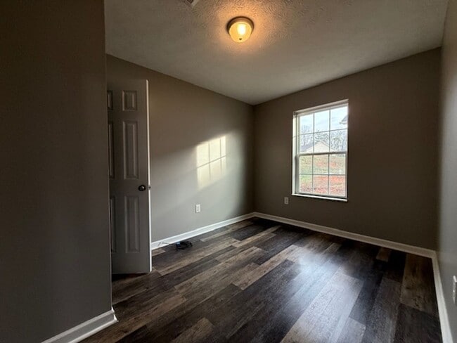 Building Photo - Move In Ready!!