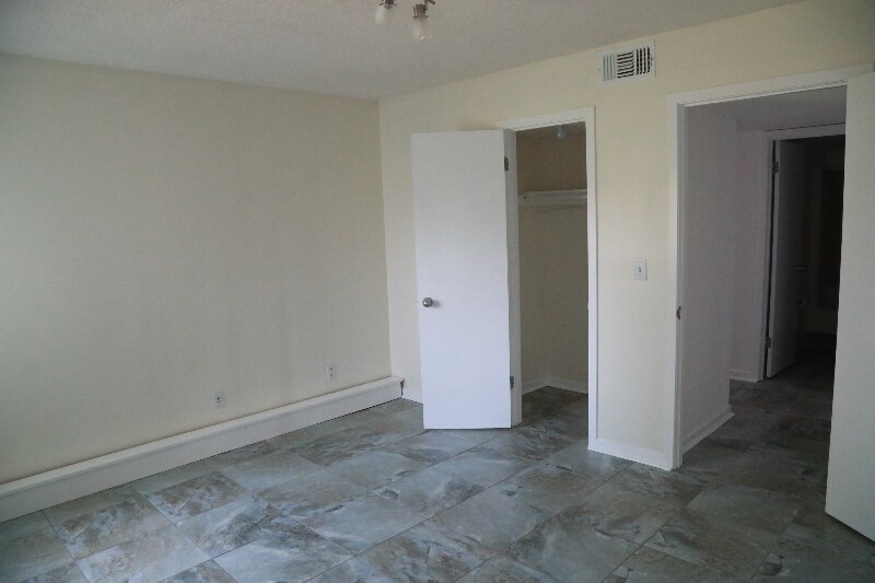 Building Photo - 50 Club House Dr