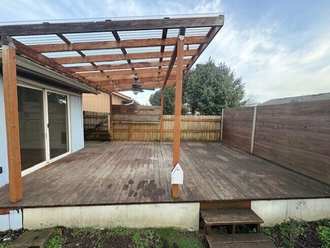 Building Photo - 3 bedroom/2 bath home