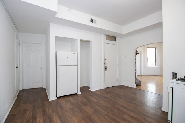 Building Photo - 921 S Laflin St