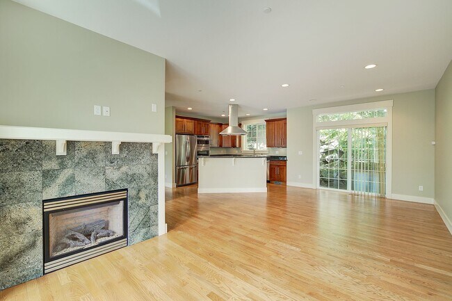 Building Photo - 3Bd/3.25Ba Kirkland Townhome