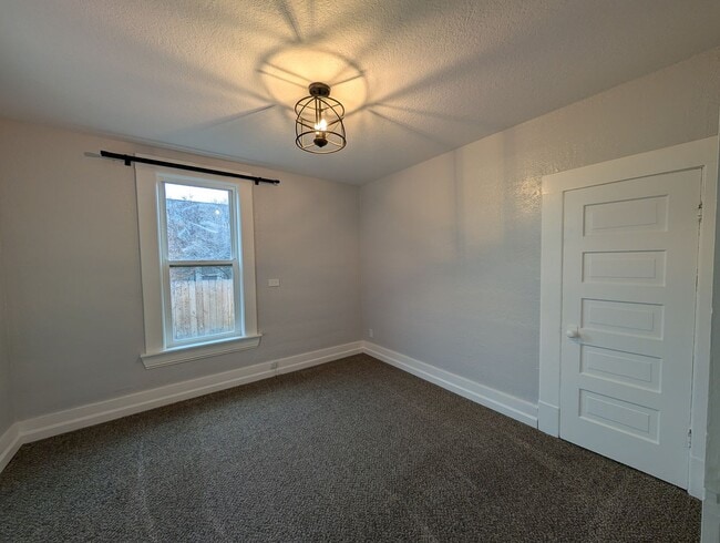 Building Photo - 2 bedroom 1 bath home *MOVE IN SPECIAL*