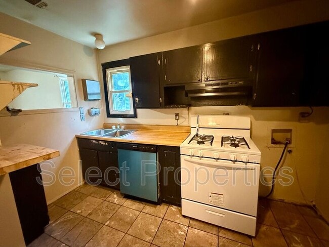 Building Photo - 3401 Fairview Dr