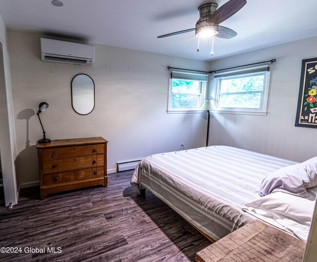 Building Photo - 297 W Circular St