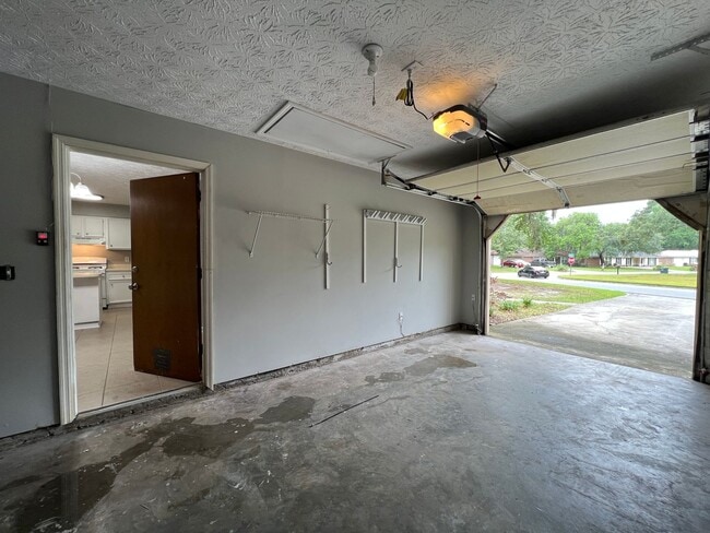 Building Photo - 3 bedroom 2 bath home in Village Green