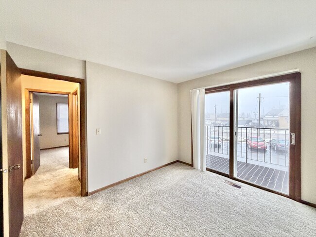 Building Photo - 1922 N Randall Ave