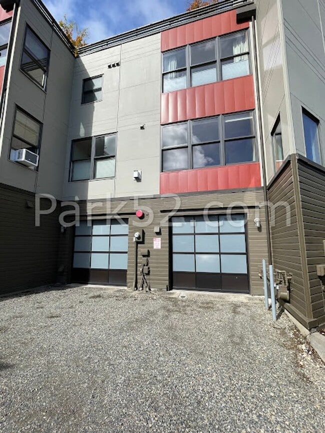 Building Photo - Downtown Tacoma Townhome!