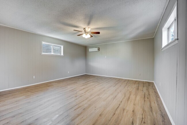 Building Photo - Freshly Updated 3 Bedroom House